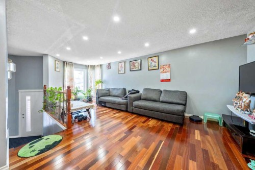 318 Applewood Drive Se, Calgary, AB - Indoor