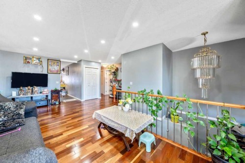 318 Applewood Drive Se, Calgary, AB - Indoor Photo Showing Living Room