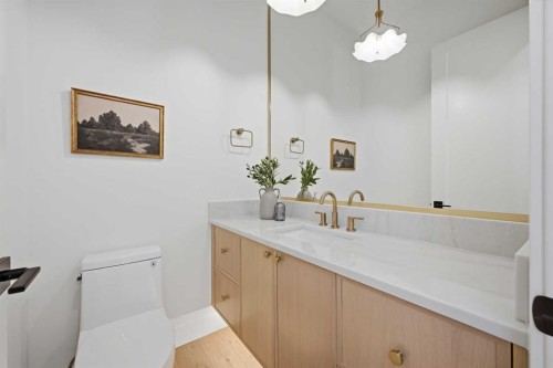 409 28 Avenue Nw, Calgary, AB - Indoor Photo Showing Bathroom