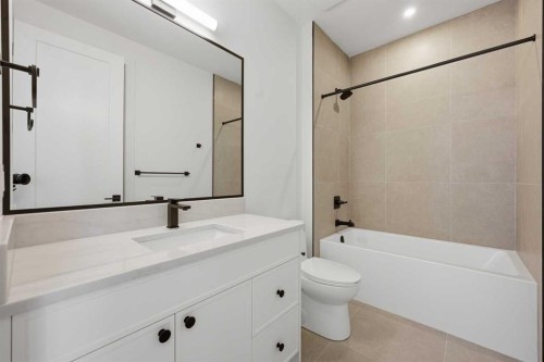 409 28 Avenue Nw, Calgary, AB - Indoor Photo Showing Bathroom