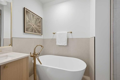 409 28 Avenue Nw, Calgary, AB - Indoor Photo Showing Bathroom