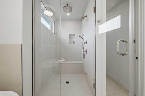 409 28 Avenue Nw, Calgary, AB - Indoor Photo Showing Bathroom