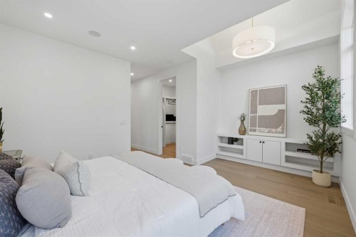 409 28 Avenue Nw, Calgary, AB - Indoor Photo Showing Bedroom
