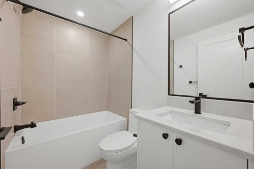 409 28 Avenue Nw, Calgary, AB - Indoor Photo Showing Bathroom