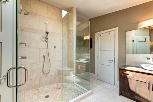 51 Aspen Meadows Green Sw, Calgary, AB - Indoor Photo Showing Bathroom