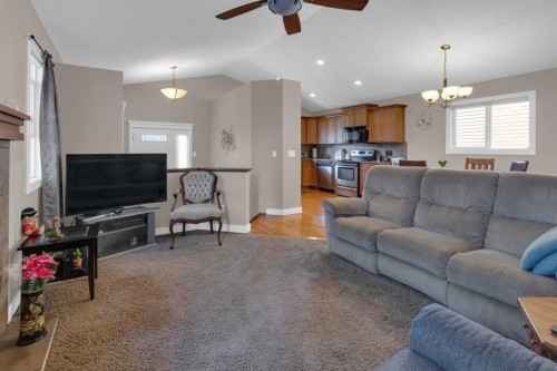 44 Ravenslea Crescent Se, Airdrie, AB - Indoor Photo Showing Living Room