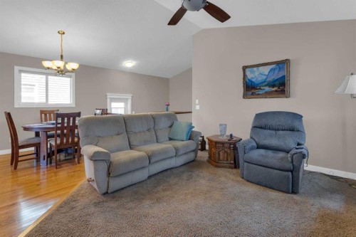 44 Ravenslea Crescent Se, Airdrie, AB - Indoor Photo Showing Living Room