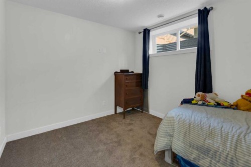 44 Ravenslea Crescent Se, Airdrie, AB - Indoor Photo Showing Bedroom