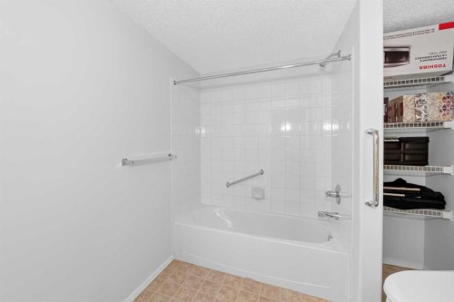 3425-3000 Millrise Point Sw, Calgary, AB - Indoor Photo Showing Bathroom