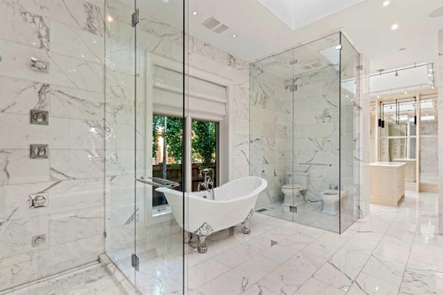 1020 Bel-Aire Drive Sw, Calgary, AB - Indoor Photo Showing Bathroom