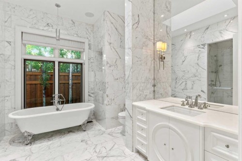 1020 Bel-Aire Drive Sw, Calgary, AB - Indoor Photo Showing Bathroom