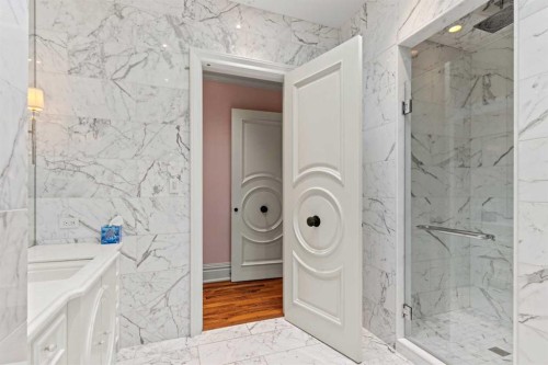 1020 Bel-Aire Drive Sw, Calgary, AB - Indoor Photo Showing Bathroom