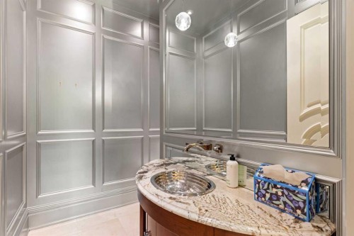 1020 Bel-Aire Drive Sw, Calgary, AB - Indoor Photo Showing Bathroom