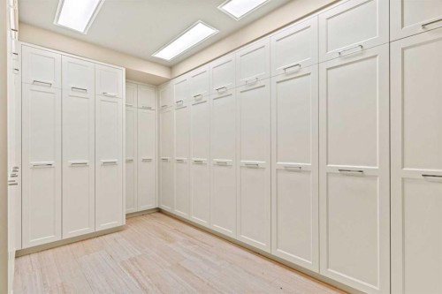 1020 Bel-Aire Drive Sw, Calgary, AB - Indoor Photo Showing Other Room