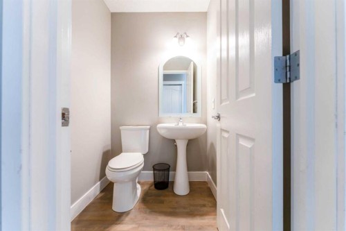 99 Springbluff Boulevard Sw, Calgary, AB - Indoor Photo Showing Bathroom