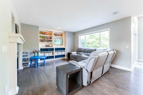 99 Springbluff Boulevard Sw, Calgary, AB - Indoor Photo Showing Living Room