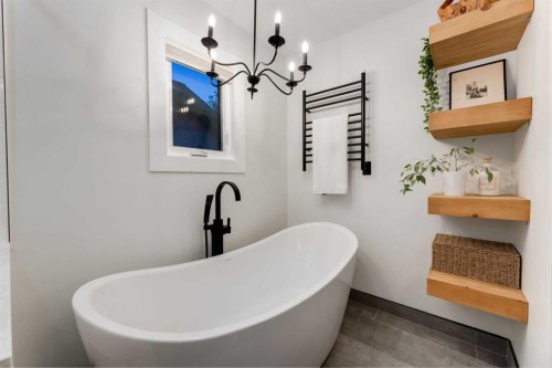 775 Strathcona Drive Sw, Calgary, AB - Indoor Photo Showing Bathroom