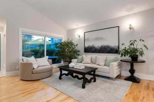 775 Strathcona Drive Sw, Calgary, AB - Indoor Photo Showing Living Room
