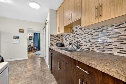3911 1 Street Nw, Calgary, AB - Indoor Photo Showing Kitchen With Double Sink