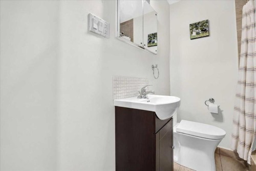3911 1 Street Nw, Calgary, AB - Indoor Photo Showing Bathroom