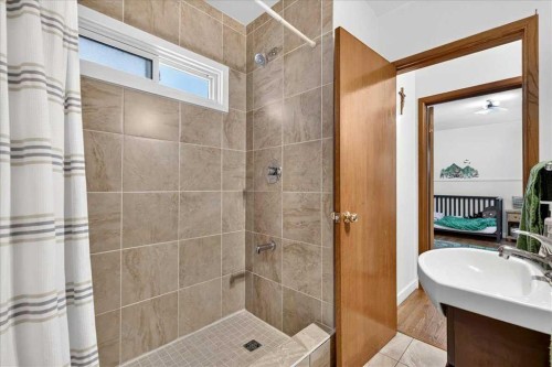 3911 1 Street Nw, Calgary, AB - Indoor Photo Showing Bathroom