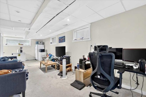 3911 1 Street Nw, Calgary, AB - Indoor Photo Showing Office