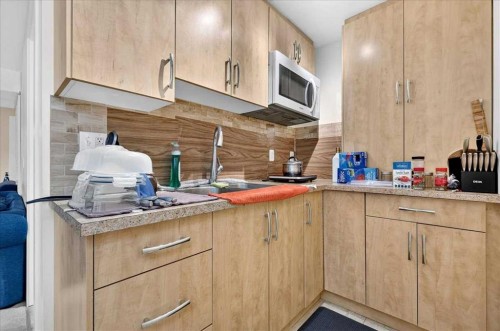 3911 1 Street Nw, Calgary, AB - Indoor Photo Showing Kitchen