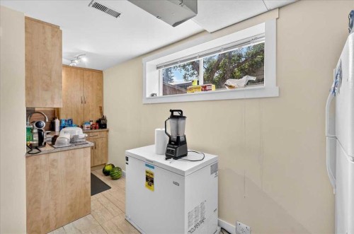3911 1 Street Nw, Calgary, AB - Indoor