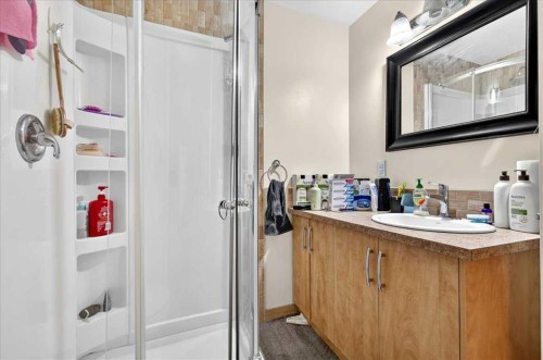 3911 1 Street Nw, Calgary, AB - Indoor Photo Showing Bathroom