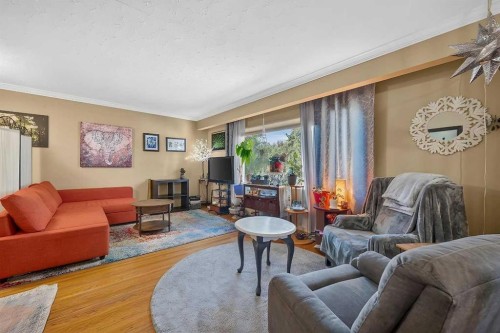 14 Rosetree Crescent Nw, Calgary, AB - Indoor Photo Showing Living Room