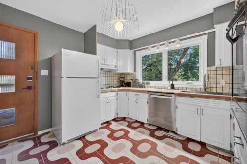 14 Rosetree Crescent Nw, Calgary, AB - Indoor Photo Showing Kitchen