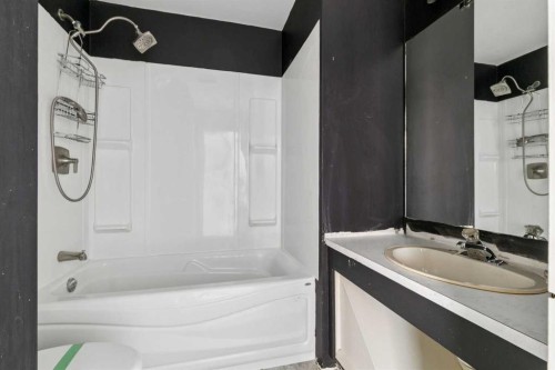 126 Thistle Way, Strathmore, AB - Indoor Photo Showing Bathroom