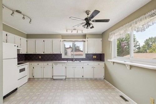 126 Thistle Way, Strathmore, AB - Indoor Photo Showing Kitchen