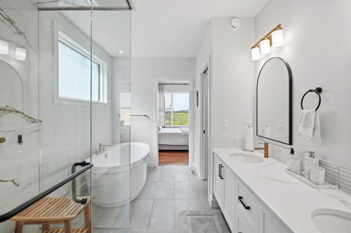 77 Wolf Hollow Villas Se, Calgary, AB - Indoor Photo Showing Bathroom
