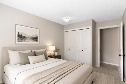 522-6400 Coach Hill Road Sw, Calgary, AB - Indoor Photo Showing Bedroom