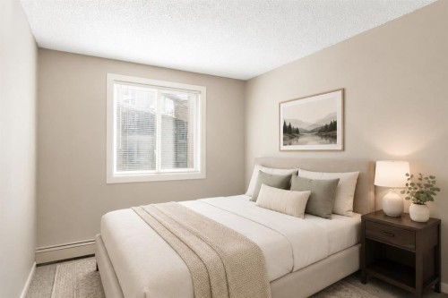 522-6400 Coach Hill Road Sw, Calgary, AB - Indoor Photo Showing Bedroom