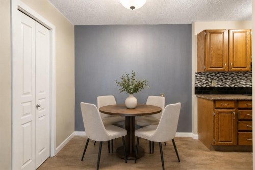 522-6400 Coach Hill Road Sw, Calgary, AB - Indoor Photo Showing Dining Room
