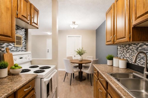 522-6400 Coach Hill Road Sw, Calgary, AB - Indoor Photo Showing Kitchen With Double Sink