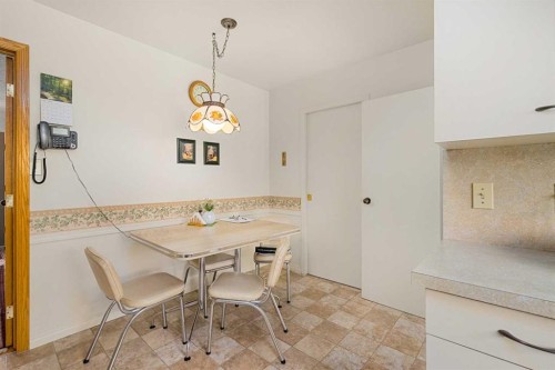40 Thornlee Crescent Nw, Calgary, AB - Indoor Photo Showing Dining Room