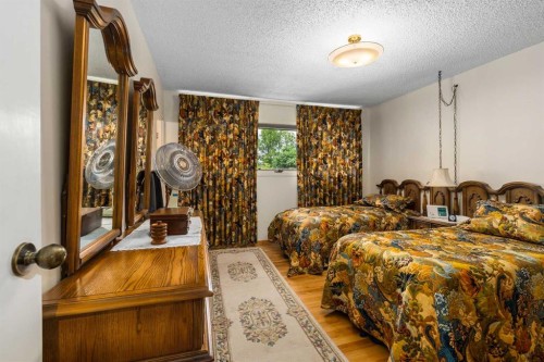 40 Thornlee Crescent Nw, Calgary, AB - Indoor Photo Showing Bedroom