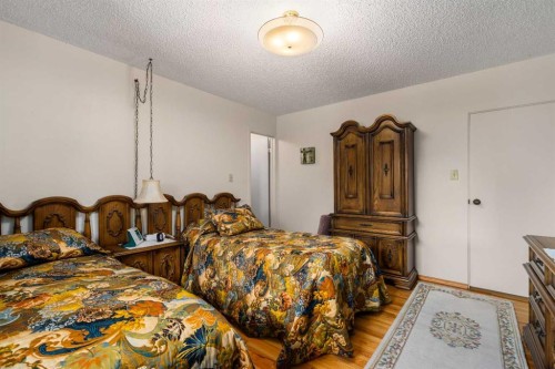 40 Thornlee Crescent Nw, Calgary, AB - Indoor Photo Showing Bedroom