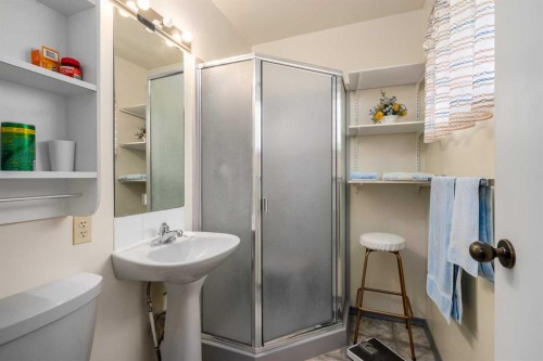 40 Thornlee Crescent Nw, Calgary, AB - Indoor Photo Showing Bathroom