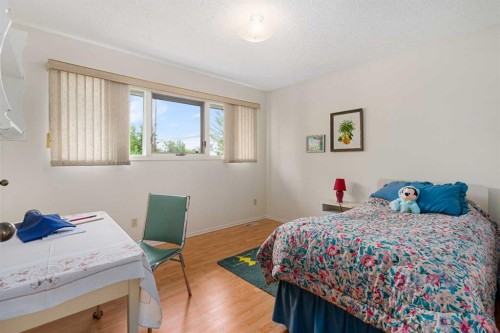 40 Thornlee Crescent Nw, Calgary, AB - Indoor Photo Showing Bedroom
