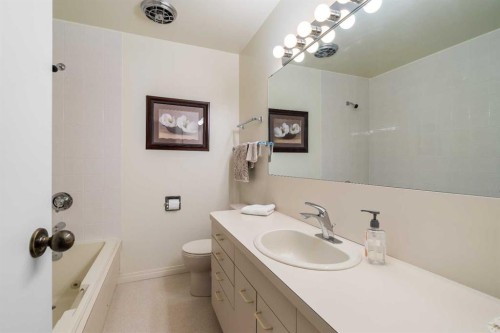 40 Thornlee Crescent Nw, Calgary, AB - Indoor Photo Showing Bathroom