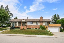 40 Thornlee Crescent NW Calgary, AB T2K 2W3