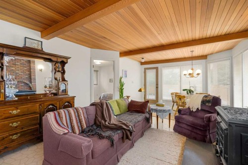 40 Thornlee Crescent Nw, Calgary, AB - Indoor Photo Showing Living Room