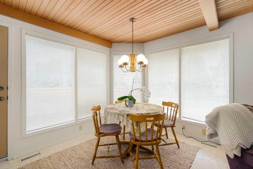 40 Thornlee Crescent Nw, Calgary, AB - Indoor Photo Showing Dining Room