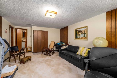 40 Thornlee Crescent Nw, Calgary, AB - Indoor Photo Showing Living Room