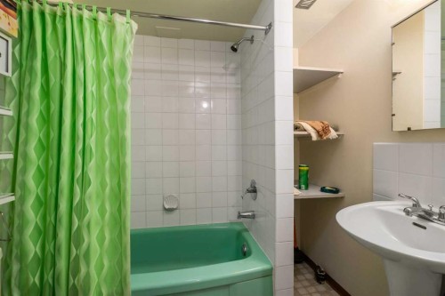 40 Thornlee Crescent Nw, Calgary, AB - Indoor Photo Showing Bathroom