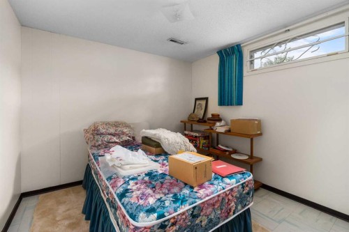 40 Thornlee Crescent Nw, Calgary, AB - Indoor Photo Showing Bedroom